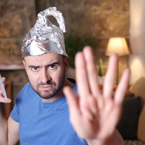 Σε άλλα νέα, αρνητής πήγε να εμβολιαστεί με ψεύτικο χέρι σιλικόνης