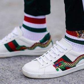 10 κλασικά, όχι βαρετά, λευκά <em>sneakers</em>