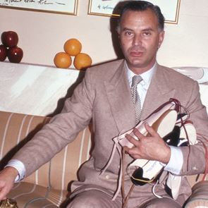 Γιατί οι γυναίκες πίνουν νερό στο όνομα του Manolo Blahnik