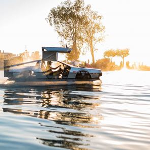 Γιατί να αγοράσεις σκάφος όταν μπορείς να αποκτήσεις ένα DeLorean Hovercraft