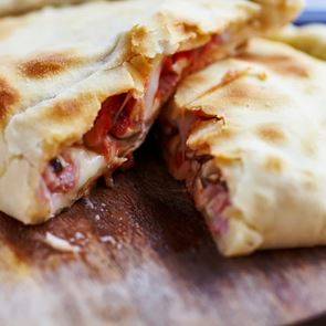 Πώς θα φτιάξεις το τέλειο ναπολιτάνικο καλτσόνε