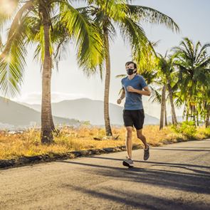 Ο ήλιος, η υγρασία και η ζέστη αποδυναμώνουν τον κορονοϊό