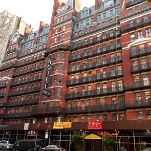 Το θρυλικό &lt;em>ξενοδοχείο&lt;/em> Chelsea ξανανοίγει τις πύλες του στη Νέα Υόρκη