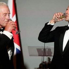 Ένας μπλε αστακός και ακριβά <em>κρασιά</em> για τον Κάρολο κόστισαν στον Macron 475.000 ευρώ και ένα μίνι σκάνδαλο