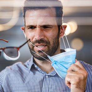 Μικρότερος ο κίνδυνος Covid-19 για όσους φορούν γυαλιά