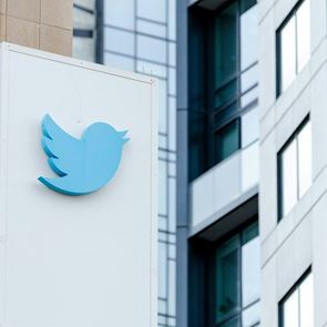 Το Twitter βγάζει σε δημοπρασία τα υπάρχοντά του μετά τις μαζικές απολύσεις