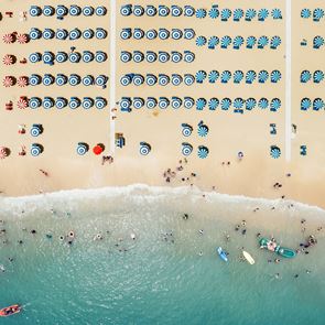 Πλέξιγκλας και τούνελ στις παραλίες: Το σχέδιο των Ιταλών για το καλοκαίρι