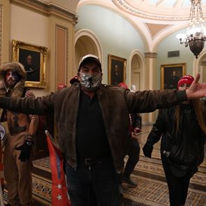 Συνωμοσιολόγοι, υπέρμαχοι των όπλων, νεοναζί: Τα πρόσωπα που εισέβαλαν στο Καπιτώλιο