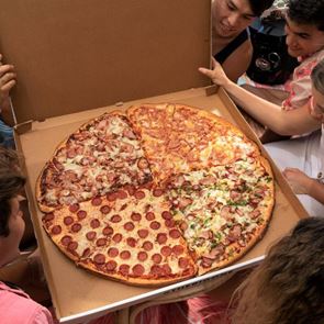 Η Domino&#39;s πουλά τη μεγαλύτερη &lt;em>πίτσα&lt;/em> όλων των εποχών