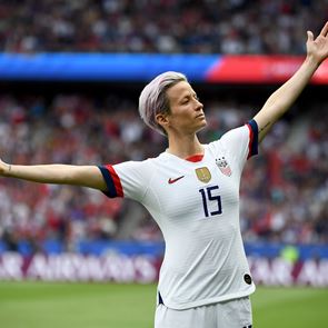H Megan Rapinoe δεν κλωτσά απλά μία μπάλα