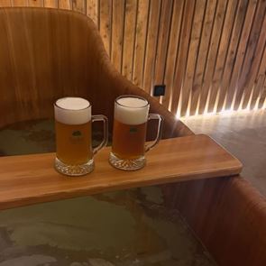 Σε αυτό το spa βουλιάζεις μέσα στη μπύρα