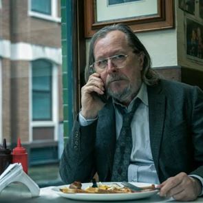 Η βραβευμένη κατασκοπική σειρά με τον Gary Oldman επιστρέφει στο Apple TV+ για την 5η σεζόν