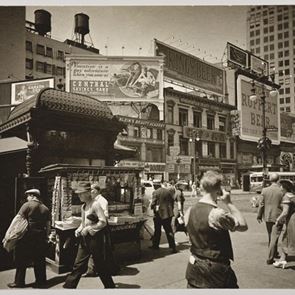 Άνδρας φαίνεται να μιλάει σε κινητό τηλέφωνο, σε φωτογραφία του 1936