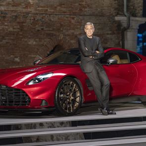 Τέλειος συνδυασμός σημαίνει νέα Aston Martin Vanquish και George Clooney
