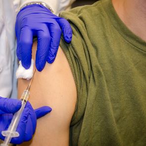 Η AstraZeneca αιτήθηκε για έγκριση του &lt;em>εμβολίου&lt;/em> της στον Ευρωπαϊκό Οργανισμό Φαρμάκων