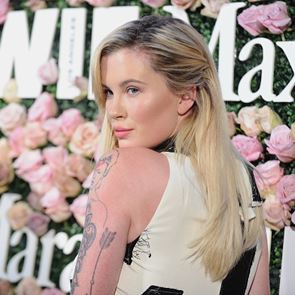 Η κόρη της Kim Basinger ποζάρει στον φακό όπως θα θέλαμε να την δούμε