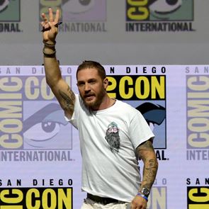 Ο Tom Hardy ρισκάρει στυλιστικά και βγαίνει νικητής