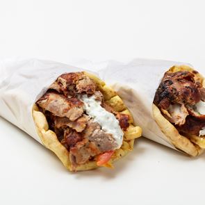 Γιατί πληρώνουμε πια τόσο ακριβά (και) το σουβλάκι