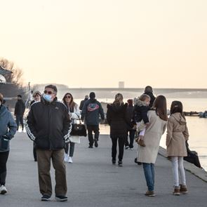 Κορονοϊός: Ανέβηκαν στους 70 οι θάνατοι