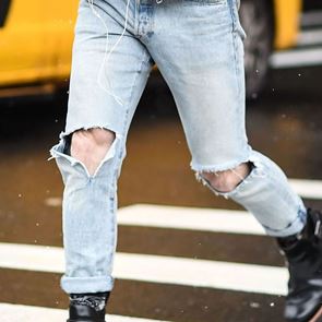 Τα τζην παντελόνια με σκισίματα είναι πλέον ξεπερασμένα