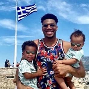 Γιάννης Αντετοκούνμπο και υιοί, στην Ακρόπολη