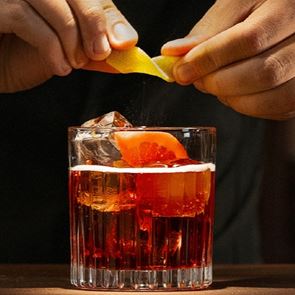 #CheersForTheCause: Το Campari και το μεγαλύτερο tip που δόθηκε ποτέ σε μπαρ