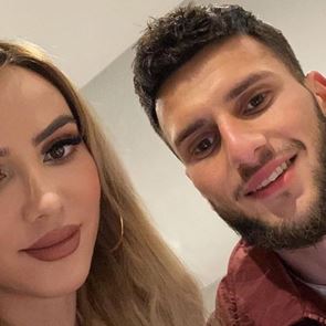 Αυτή είναι η σέξι μητέρα ποδοσφαιριστή που τους έχει μπερδέψει όλους