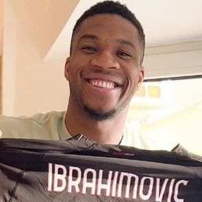 Και ξαφνικά ο Αντετοκούνμπο έλαβε τη φανέλα του Ibrahimovic