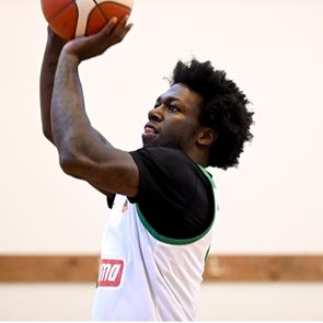 Έγινε και αυτό: Ο Kendrick Nunn τραγούδησε το &#39;Δε θα πας πουθενά&#39; της Πέγκυς Ζήνα (video