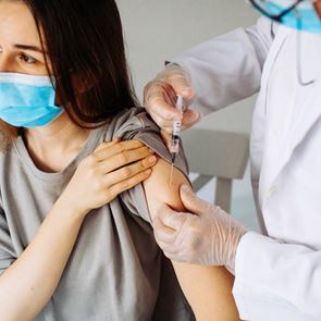 Γιατί οι γυναίκες εμφανίζουν συχνότερα παρενέργειες μετά τον εμβολιασμό για κορονοϊό