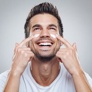 3 αντιρυτιδικές κρέμες για άντρες που κάνουν δουλειά