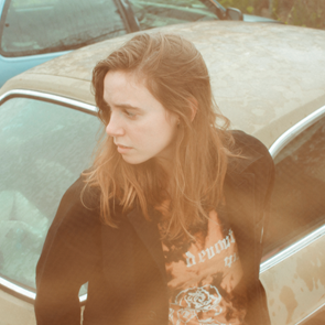 Η Julien Baker και η αιώνια λιακάδα ενός μουσικού μυαλού