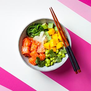 Η συνταγή για σπιτικό poké με σολομό