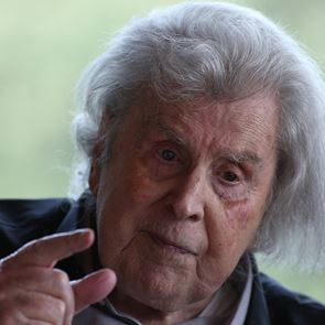 Έφυγε από τη ζωή ο Μίκης Θεοδωράκης