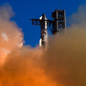 Χάος μετά την έκρηξη του πυραύλου του Elon Musk - Aεροπλάνα άλλαξαν πορεία για να αποφύγουν τα συντρίμμια (video