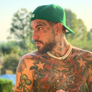 Ο Snik κυκλοφορεί έξαλλος στη Σκιάθο