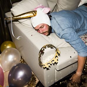 10 τρόποι για να προλάβεις το χάλι του hangover, σύμφωνα με την επιστήμη