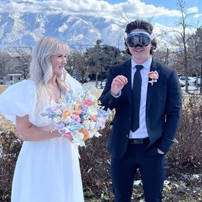 Ένας τύπος αποφάσισε να φορέσει το Apple Vision Pro στον γάμο