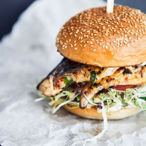 Αξίζει να δοκιμάσεις αυτό το fish <em>burger</em>