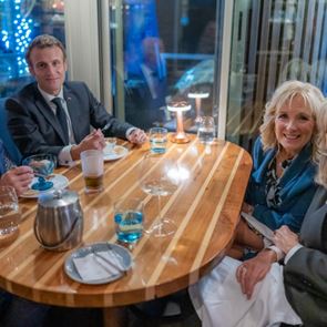 Το &lt;em>ιταλικό&lt;/em> καλωσόρισμα του Joe Biden στον Emmanuel Macron