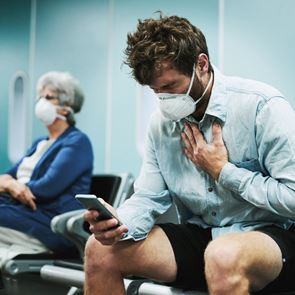 Tα πέντε συμπτώματα της μετάλλαξης Όμικρον