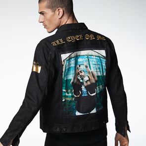 Η Replay αποτίει φόρο τιμής στον 2Pac