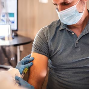 Από Δευτέρα η &#39;αποκάλυψη&#39; των προνομίων για τους εμβολιασμένους