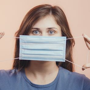 Η υποχρεωτική χρήση της μάσκας στην εποχή της μετακανονικότητας