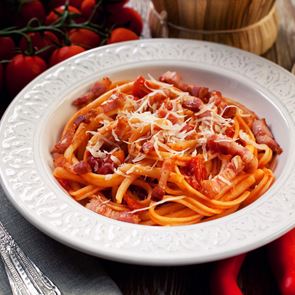 H απόλυτη συνταγή για μπουκατίνι αλά αματριτσιάνα