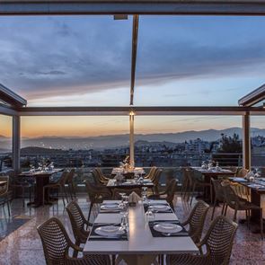 Μπαλκόνι στις Κυκλάδες: Κορυφαία ψαροφαγία με θέα