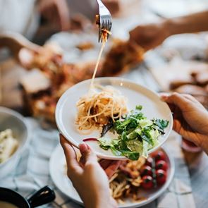 Ποια είναι η καλύτερη ώρα για δείπνο και πώς επηρεάζει την υγεία