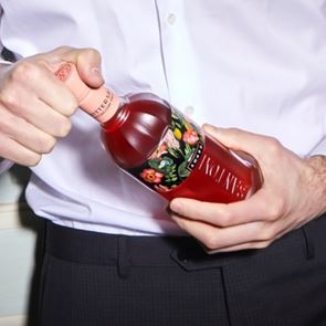 Ο Simone Caporale παρουσιάζει το Amaro Santoni