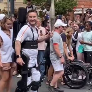 Η συγκλονιστική στιγμή που ένας παραπληγικός αθλητής περπατά ξανά ως λαμπαδηδρόμος στους <em>Ολυμπιακούς</em> <em>Αγώνες</em> 2024