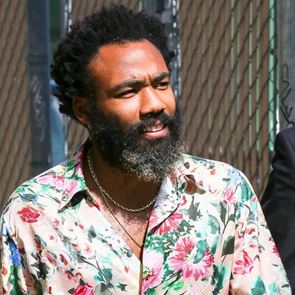 Κανείς δεν φορά καλύτερα το pyjama suit από τον Donald Glover